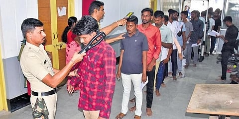 ಎಫ್ ಡಿಎ ಪರೀಕ್ಷೆಗೆ ಹಾಜರಾದ ಅಭ್ಯರ್ಥಿಗಳ ತಪಾಸಣೆ ಚಿತ್ರ