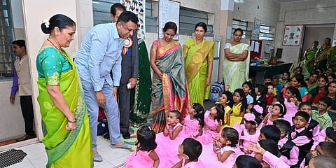 ಮಕ್ಕಳೊಂದಿಗೆ ಸಂವಾದ ನಡೆಸುತ್ತಿರುವ ಸಚಿವ ಸುಧಾಕರ್.