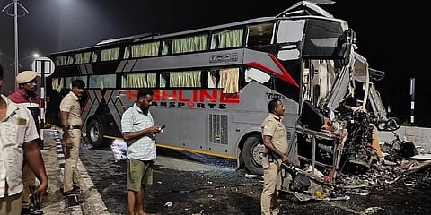 ಬೆಂಗಳೂರಿನಿಂದ ಚೆನ್ನೈ ಕಡೆಗೆ ಹೋಗುತ್ತಿದ್ದ ಎಸ್ಇಟಿಸಿ ಬಸ್ ವಾಣಿಯಂಬಾಡಿ ಬಳಿ ಎದುರು ದಿಕ್ಕಿನಲ್ಲಿ ಬರುತ್ತಿದ್ದ ಓಮ್ನಿ ಬಸ್ಗೆ ಡಿಕ್ಕಿ ಹೊಡೆದಿದೆ.