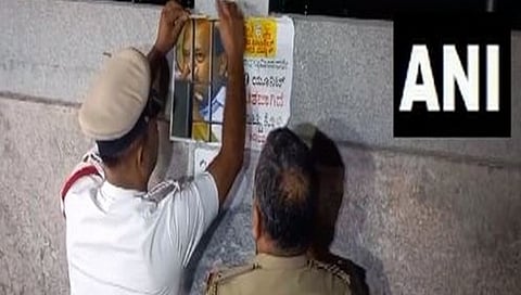 ಜೆಡಿಎಸ್ ಕಚೇರಿ ಮೇಲೆ ಪೋಸ್ಟರ್ ಅಂಟಿಸಿರುವುದು.