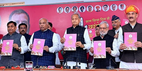 ಕಾಂಗ್ರೆಸ್ ಅಧ್ಯಕ್ಷ ಮಲ್ಲಿಕಾರ್ಜುನ ಖರ್ಗೆ, ರಾಜಸ್ಥಾನ ಸಿಎಂ ಅಶೋಕ್ ಗೆಹ್ಲೋಟ್ ಮತ್ತು ಪಕ್ಷದ ಇತರೆ ನಾಯಕರು ಜೈಪುರದಲ್ಲಿ ರಾಜ್ಯ ವಿಧಾನಸಭೆ ಚುನಾವಣೆಗೆ ಪಕ್ಷದ ಪ್ರಣಾಳಿಕೆ ಬಿಡುಗಡೆ ಮಾಡಿದರು.