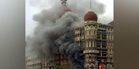 2008ರ ನವೆಂಬರ್ 26ರ ಭಯೋತ್ಪಾದಕ ದಾಳಿಯ ನಂತರ ಭದ್ರತಾ ಕಾರ್ಯಾಚರಣೆಯ ಸಮಯದಲ್ಲಿ ದಕ್ಷಿಣ ಮುಂಬೈನ ತಾಜ್ ಹೋಟೆಲ್ನಿಂದ ಹೊಗೆ ಹೊರಹೊಮ್ಮುತ್ತಿದೆ.