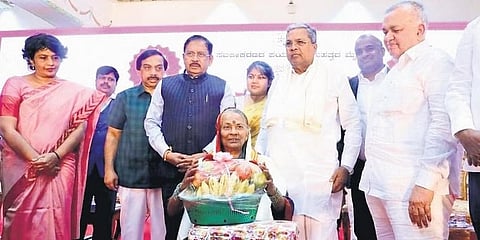 ಬಸ್'ಗೆ ಸಾಷ್ಟಾಂಗ ನಮಸ್ಕಾರ ಮಾಡಿದ ಸಂಗೊಳ್ಳಿಯ ನಿಂಗವ್ವ ಸಿಂಗಾಡಿ ಅವರಿಗೆ ಸಿಎಂ ಸಿದ್ದರಾಮಯ್ಯ ಶುಕ್ರವಾರ ಸನ್ಮಾನಿಸಿದರು.