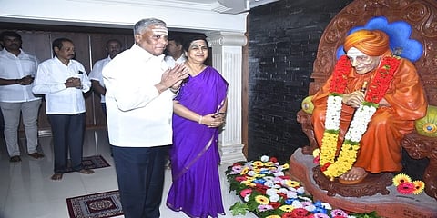 ಲಿಂಗೈಕ್ಯ ಡಾ|| ಶಿವಕುಮಾರ ಮಹಾಸ್ವಾಮೀಜಿಗಳವರ ಗದ್ದುಗೆಗೆ ನಮನ ಸಲ್ಲಿಸಿದ ಮಾಜಿ ಸಚಿವ ವಿ ಸೋಮಣ್ಣ