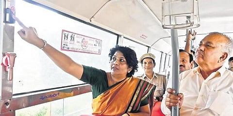 ಬಿಎಂಟಿಸಿ ಬಸ್ನಲ್ಲಿ ಎಸ್ಒಎಸ್ ಪ್ಯಾನಿಕ್ ಬಟನ್ ಪರಿಶೀಲಿಸುತ್ತಿರುವ ಸಾರಿಗೆ ಸಚಿವ ರಾಮಲಿಂಗಾರೆಡ್ಡಿ.