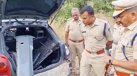 ಹೈಜಾಕ್ ಮಾಡಿದ್ದ ಕಾರನ್ನು ಪರಿಶೀಲನೆ ನಡೆಸಿದ ಪೊಲೀಸರು