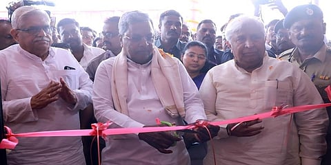 ಮುಖ್ಯಮಂತ್ರಿ ಸಿದ್ದರಾಮಯ್ಯನವರು ಗದಗದಲ್ಲಿ ಇಂದು ಬಾಲಕಿಯರ ಬಾಲಮಂದಿರ ಕಟ್ಟಡವನ್ನು ಉದ್ಘಾಟಿಸಿದರು.