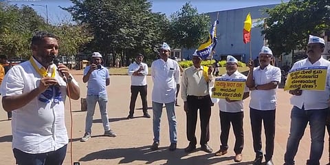 ನಗರದ ಫ್ರೀಡಂ ಪಾರ್ಕ್ನಲ್ಲಿ ಪ್ರತಿಭಟನೆ ವೇಳೆ ಮಾತನಾಡಿದ ಮೋಹನ್ ದಾಸರಿ