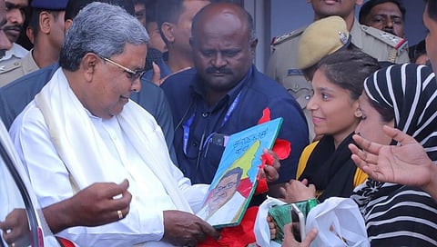 ಮಹಿಳಾ ಮತ್ತು ಮಕ್ಕಳ ಅಭಿವೃದ್ಧಿ ಮತ್ತು ವಿಕಲಚೇತನರ ಹಾಗೂ ಹಿರಿಯ ನಾಗರಿಕರ ಸಬಲೀಕರಣ ಇಲಾಖೆ ಕಂಠೀರವ ಒಳಾoಗಣ ಕ್ರೀಡಾಂಗಣದಲ್ಲಿ ಆಯೋಜಿಸಿದ್ದ ವಿಶ್ವ ವಿಕಲಚೇತನರ ದಿನಾಚರಣೆಯಲ್ಲಿ ಮುಖ್ಯಮಂತ್ರಿ ಸಿದ್ದರಾಮಯ್ಯ.