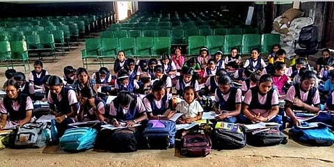 ಕಳೆದ ಮೂರು ವರ್ಷಗಳಿಂದ ಕುರುಗೋಡು ಪಟ್ಟಣದ ಚಿತ್ರಮಂದಿರದಲ್ಲಿ ಸರ್ಕಾರಿ ವಸತಿ ಶಾಲೆಯ ಮಕ್ಕಳು ಕಲಿಯುತ್ತಿದ್ದು, ಅಲ್ಲಿಯೇ ಉಳಿದುಕೊಂಡಿದ್ದಾರೆ. (ಫೋಟೊ | ಎಕ್ಸ್ಪ್ರೆಸ್)