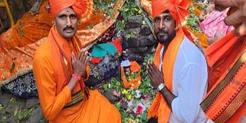 ಕರುಣೇಶ್ವರ ಮಠದ ಸಿದ್ದಲಿಂಗ ಸ್ವಾಮೀಜಿ ರಾಘವ ಚೈತನ್ಯ ಶಿವಲಿಂಗಕ್ಕೆ ಪೂಜೆ ಸಲ್ಲಿಸಿದರು.