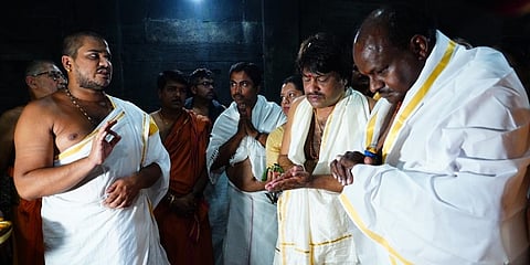 ಪಂಚರತ್ನ ಯಾತ್ರೆ ಆರಂಭಕ್ಕೆ ಮುನ್ನ ಗೋಕರ್ಣದ ಮಹಾಬಲೇಶ್ವರ ದೇವಾಲಯದಲ್ಲಿ ಪೂಜೆ ಸಲ್ಲಿಸಿದ ಹೆಚ್ ಡಿ ಕುಮಾರಸ್ವಾಮಿ