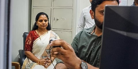 ದೆಹಲಿ ಅಬಕಾರಿ ನೀತಿ ಪ್ರಕರಣಕ್ಕೆ ಸಂಬಂಧಿಸಿದಂತೆ ಜಾರಿ ನಿರ್ದೇಶನಾಲಯ (ಇಡಿ) ಕಚೇರಿಯಲ್ಲಿ ಬಿಆರ್ಎಸ್ ಎಂಎಲ್ಸಿ ಕೆ ಕವಿತಾ