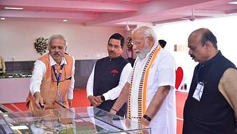 ಐಐಟಿ-ಧಾರವಾಡದ ನಿರ್ದೇಶಕ ಡಾ ವೆಂಕಪ್ಪಯ್ಯ ದೇಸಾಯಿ ಅವರು ಭಾನುವಾರ ಧಾರವಾಡದಲ್ಲಿ ಪ್ರಧಾನ ಮಂತ್ರಿ ನರೇಂದ್ರ ಮೋದಿ ಅವರಿಗೆ ಐಐಟಿ ಧಾರವಾಡದ ಹೊಸ ಕ್ಯಾಂಪಸ್ನ ವಿನ್ಯಾಸವನ್ನು ವಿವರಿಸಿದರು.