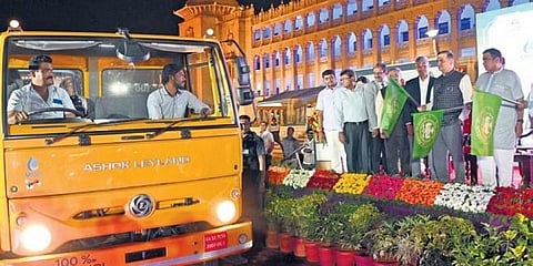 ಕೇಂದ್ರ ಸಾರಿಗೆ ಸಚಿವ ನಿತಿನ್ ಗಡ್ಕರಿ ಅವರು ಅಶೋಕ್ ಲೇಲ್ಯಾಂಡ್ನ ಎಂ100 ಟ್ರಕ್ ಮತ್ತು ಬಿಎಂಟಿಸಿಯ ಮೆಥನಾಲ್-ಡೀಸೆಲ್ ಮಿಶ್ರಿತ (ಎಂಡಿ 15) ಬಸ್ಗಳಿಗೆ ಭಾನುವಾರ ಬೆಂಗಳೂರಿನ ವಿಧಾನಸೌಧದಲ್ಲಿ ಚಾಲನೆ ನೀಡಿದರು.