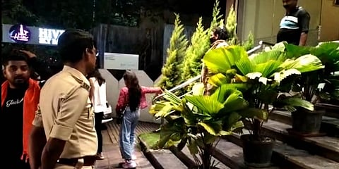 ಬಜರಂಗದಳ ಆಕ್ಷೇಪ ವ್ಯಕ್ತಪಡಿಸಿದ ನಂತರ ಹೋಟೆಲ್ನಿಂದ ಹೊರ ಬಂದ ಮಹಿಳೆಯರು