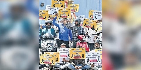 ಆಟೋರಿಕ್ಷಾ ಮತ್ತು ಕ್ಯಾಬ್ ಚಾಲಕರಿಂದ ಕಿರುಕುಳ ಆರೋಪ ಮಾಡಿ ಬೈಕ್ ಟ್ಯಾಕ್ಸಿ ಅಸೋಸಿಯೇಷನ್ ಸದಸ್ಯರು ಭಾನುವಾರ ಫ್ರೀಡಂ ಪಾರ್ಕ್ನಲ್ಲಿ ಪ್ರತಿಭಟನೆ ನಡೆಸಿದರು