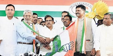 ಎಐಸಿಸಿ ಪ್ರಧಾನ ಕಾರ್ಯದರ್ಶಿ ರಣದೀಪ್ ಸಿಂಗ್ ಸುರ್ಜೇವಾಲಾ, ಮಾಜಿ ಡಿಸಿಎಂ ಜಿ ಪರಮೇಶ್ವರ ಮತ್ತು ಮಾಜಿ ಸಂಸದ ಕೆ ಎಚ್ ಮುನಿಯಪ್ಪ ಅವರು ಮಂಗಳವಾರ ಬೆಂಗಳೂರಿನಲ್ಲಿ ಇತರೆ ಪಕ್ಷಗಳಿಂದ ಕಾಂಗ್ರೆಸ್ಗೆ ಬಂದ ನಾಯಕರನ್ನು ಸ್ವಾಗತಿಸಿದರು.