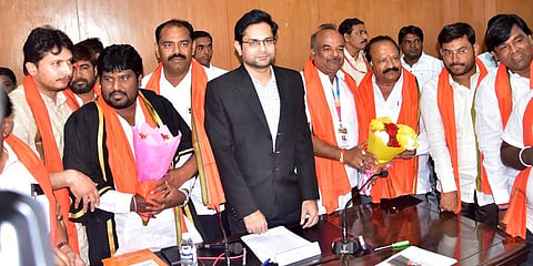 ಕಲಬುರಗಿಯ ಪ್ರಾದೇಶಿಕ ಆಯುಕ್ತ ಕೃಷ್ಣಾ ಬಾಜಪಯ್ಯೆ ಅವರು ನೂತನವಾಗಿ ಆಯ್ಕೆಯಾದ ಮೇಯರ್ ಮತ್ತು ಉಪಮೇಯರ್ ವಿಶಾಲ ದರ್ಗೆ ಮತ್ತು ಶಿವಾನಂದ ಪಿಸ್ಟೆ ಅವರನ್ನು ಅಭಿನಂದಿಸಿದರು.