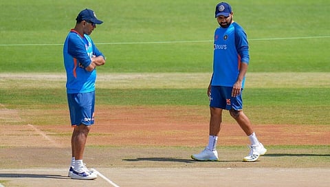 ಇಂದೋರ್ ಪಿಚ್ ವೀಕ್ಷಿಸುತ್ತಿರುವ ದ್ರಾವಿಡ್-ರೋಹಿತ್