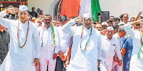 ಕೊರಟಗೆರೆಯಲ್ಲಿ ಭಾನುವಾರ ನಡೆದ ಕಾಂಗ್ರೆಸ್ ಸಮಾವೇಶದಲ್ಲಿ ಎಐಸಿಸಿ ಅಧ್ಯಕ್ಷ ಮಲ್ಲಿಕಾರ್ಜುನ ಖರ್ಗೆ ಮತ್ತು ಪಕ್ಷದ ರಾಜ್ಯ ಉಸ್ತುವಾರಿ ರಣದೀಪ್ ಸಿಂಗ್ ಸುರ್ಜೇವಾಲಾ.