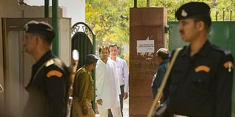 ಆರ್ಜೆಡಿ ಶಾಸಕ ತೇಜ್ ಪ್ರತಾಪ್ ಅವರು ಪಾಟ್ನಾದಲ್ಲಿ ಉದ್ಯೋಗಕ್ಕಾಗಿ ಭೂ ಹಗರಣ ಪ್ರಕರಣಕ್ಕೆ ಸಂಬಂಧಿಸಿದಂತೆ ಸಿಬಿಐ ಅಧಿಕಾರಿಗಳ ಭೇಟಿಯ ಸಂದರ್ಭದಲ್ಲಿ ರಾಬ್ರಿ ದೇವಿ ಅವರ ನಿವಾಸದಲ್ಲಿದ್ದರು.