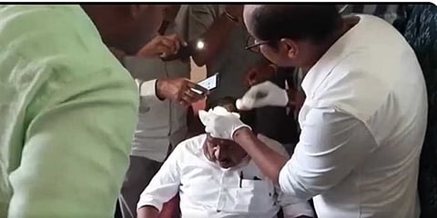 ಪರಮೇಶ್ವರ್ ಅವರಿಗೆ ಚಿಕಿತ್ಸೆ ನೀಡುತ್ತಿರುವ ವೈದ್ಯರು.