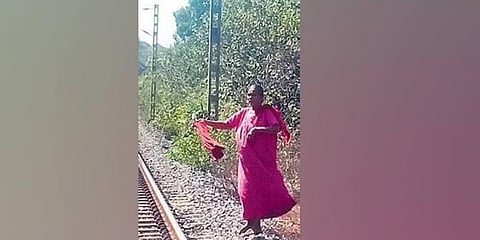 ರೈಲು ಅಪಘಾತ ತಪ್ಪಿಸಲು ಚಂದ್ರಾವತಿ ಅವರು ಕೆಂಪು ಬಟ್ಟೆಯನ್ನು ಹೇಗೆ ಬೀಸಿದರು ಎಂಬುದನ್ನು ಮತ್ತೆ ತೋರಿಸಿದರು. (ಫೋಟೋ | ಎಕ್ಸ್ಪ್ರೆಸ್)