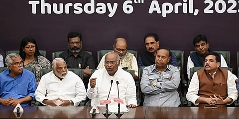 ನವದೆಹಲಿಯಲ್ಲಿ ಪತ್ರಿಕಾಗೋಷ್ಠಿಯಲ್ಲಿ ಮಾತನಾಡಿದ ಕಾಂಗ್ರೆಸ್ ಅಧ್ಯಕ್ಷ ಮಲ್ಲಿಕಾರ್ಜುನ ಖರ್ಗೆ.
