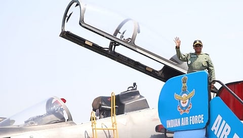 ರಾಷ್ಟ್ರಪತಿ ದ್ರೌಪದಿ ಮುರ್ಮು ಅವರು ಇಂದು ಅಸ್ಸಾಂನ ತೇಜ್ಪುರ ವಾಯುಪಡೆ ನಿಲ್ದಾಣದಲ್ಲಿ ಸುಖೋಯ್ 30 ಎಂಕೆಐ ಯುದ್ಧ ವಿಮಾನದಲ್ಲಿ ಹಾರಾಟ ನಡೆಸಿದರು.