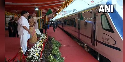ಪ್ರಧಾನಿ ನರೇಂದ್ರ ಮೋದಿ ಅವರು ಸಿಕಂದರಾಬಾದ್ ಮತ್ತು ತಿರುಪತಿ ನಡುವೆ ವಂದೇ ಭಾರತ್ ಎಕ್ಸ್ಪ್ರೆಸ್ ರೈಲಿಗೆ ಚಾಲನೆ ನೀಡುತ್ತಿರುವುದು.