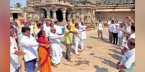 ಶಿರಹಟ್ಟಿಯ ಬಿಜೆಪಿ ಟಿಕೆಟ್ ಆಕಾಂಕ್ಷಿಗಳು ಹಾಗೂ ಅವರ ಬೆಂಬಲಿಗರು ಶನಿವಾರ ಸೋಮೇಶ್ವರ ದೇವಸ್ಥಾನದಲ್ಲಿ ಪ್ರತಿಜ್ಞೆ ಮಾಡಿದರು.