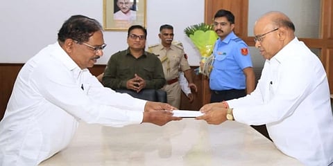 ಸರ್ಕಾರ ರಚನೆಗೆ ರಾಜ್ಯಪಾಲ ಥಾವರ್ ಚಂದ್ ಗೆಹ್ಲೋಟ್ ಭೇಟಿ ಮಾಡಿ, ಹಕ್ಕು ಮಂಡಿಸಿದ ಜಿ ಪರಮೇಶ್ವರ್ ನೇತೃತ್ವದ ನಿಯೋಗ