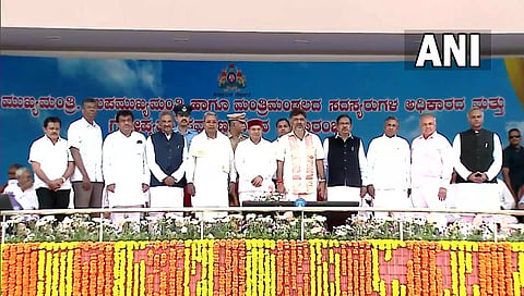 ಪ್ರಮಾಣವಚನ ಸ್ವೀಕಾರ ಸಮಾರಂಭದಲ್ಲಿ ಸಚಿವರು, ಉಪ ಮುಖ್ಯಮಂತ್ರಿಗಳೊಂದಿಗೆ ಸಿಎಂ ಸಿದ್ದರಾಮಯ್ಯ.