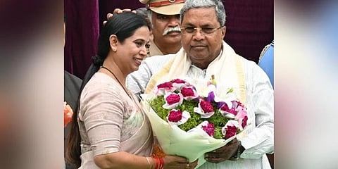ಲಕ್ಷ್ಮೀ ಹೆಬ್ಬಾಳ್ಕರ್'ಗೆ ಆಶೀರ್ವದಿಸುತ್ತಿರುವ ಸಿಎಂ ಸಿದ್ದರಾಮಯ್ಯ.