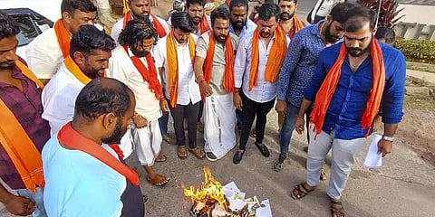 ಮಂಗಳವಾರ ಉಡುಪಿಯಲ್ಲಿ ನಡೆದ ಪ್ರತಿಭಟನೆಯಲ್ಲಿ ಬಜರಂಗದಳ ಕಾರ್ಯಕರ್ತರು ಕರ್ನಾಟಕ ಕಾಂಗ್ರೆಸ್ ಪ್ರಣಾಳಿಕೆಯ ಪ್ರತಿಗಳನ್ನು ಸುಟ್ಟುಹಾಕಿದರು.