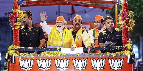 ಕಲಬುರ್ಗಿಯಲ್ಲಿ ಚುನಾವಣಾ ಪ್ರಚಾರದ ರೋಡ್ಶೋನಲ್ಲಿ ಪ್ರಧಾನಿ ನರೇಂದ್ರ ಮೋದಿ ಬೆಂಬಲಿಗರತ್ತ ಕೈ ಬೀಸಿದರು.