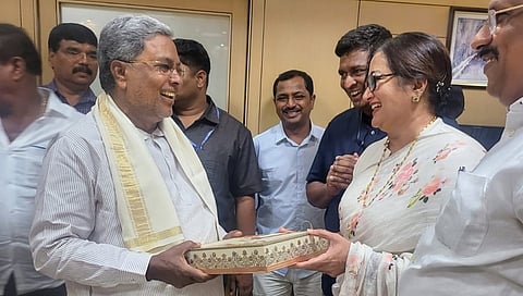 ಸಿದ್ದರಾಮಯ್ಯ ಅವರಿಗೆ ಆಮಂತ್ರಣ ಪತ್ರಿಕೆ ನೀಡುತ್ತಿರುವ ಸುಮಲತಾ.