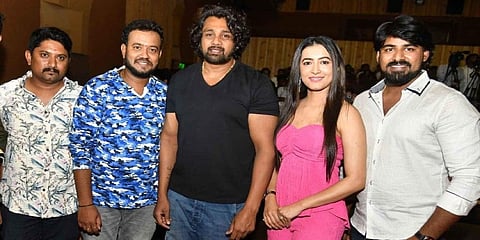 ಧೀರ ಸಾಮ್ರಾಟ್ ಚಿತ್ರತಂಡದೊಂದಿಗೆ ನಟ ಧ್ರುವ ಸರ್ಜಾ