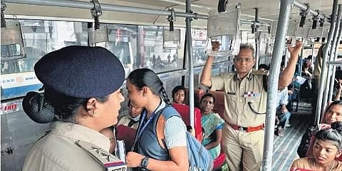 ಬೆಂಗಳೂರು ನಗರ ಪೊಲೀಸ್ ಆಯುಕ್ತ ಬಿ ದಯಾನಂದ ಅವರು ಇತರ ಪೊಲೀಸ್ ಅಧಿಕಾರಿಗಳೊಂದಿಗೆ ಸೋಮವಾರ ಬಿಎಂಟಿಸಿ ಬಸ್ನಲ್ಲಿ ಪ್ರಯಾಣಿಸಿದರು
