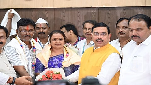 ಮೇಯರ್-ಉಪಮೇಯರ್ ಗೆ ಅಭಿನಂದಿಸುತ್ತಿರುವ ಪ್ರಹ್ಲಾದ್ ಜೋಶಿ