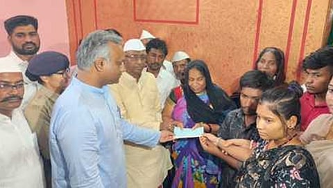 ಜಿಲ್ಲಾ ಉಸ್ತುವಾರಿ ಸಚಿವ ಪ್ರಿಯಾಂಕ್ ಖರ್ಗೆ ಮತ್ತು ಶಾಸಕ ಎಂ ವೈ ಪಾಟೀಲ್ ಅವರು ಮಂಗಳವಾರ ಚೌಡಾಪುರ ತಾಂಡಾದಲ್ಲಿ ಮೃತ ಹೆಡ್ ಕಾನ್ಸ್ಟೆಬಲ್ ಮಯೂರ್ ಚೌಹಾಣ್ ಅವರ ಪತ್ನಿ ನಿರ್ಮಲಾ ಅವರಿಗೆ 1 ಲಕ್ಷ ರೂ ಚೆಕ್ ಹಸ್ತಾಂತರಿಸಿದರು.