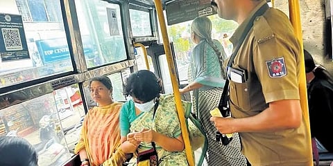 ಬಿಎಂಟಿಸಿ ವ್ಯವಸ್ಥಾಪಕ ನಿರ್ದೇಶಕಿ ಸತ್ಯವತಿ (ಕುಳಿತು, ಮುಖವಾಡ ಧರಿಸಿ) ಅವರು ಬುಧವಾರ ಬೆಂಗಳೂರಿನಲ್ಲಿ ಬಿಎಂಟಿಸಿ ಬಸ್ನಲ್ಲಿ ಪ್ರಯಾಣಿಸಿದರು.