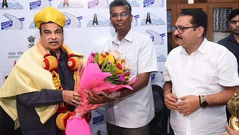 ಕೇಂದ್ರ ಸಚಿವ ಗಡ್ಕರಿಯವರಿಗೆ ಸನ್ಮಾನಿಸುತ್ತಿರುವ ಸಚಿವ ಸತೀಶ್ ಜಾರಕಿಹೊಳಿ.