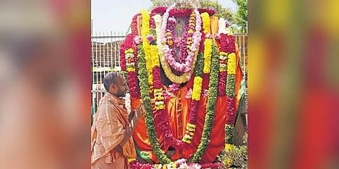 ಶ್ರೀ ರಘುವರ್ಯ ತೀರ್ಥರ ಬೃಂದಾವನಕ್ಕೆ ಪೂಜೆ ಸಲ್ಲಿಸುತ್ತಿರುವ ಉತ್ತರಾದಿ ಮಠದ ಪೀಠಾಧಿಪತಿ ಶ್ರೀ ಸತ್ಯತಾಮ ತೀರ್ಥ ಸ್ವಾಮೀಜಿ.