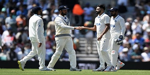 ಬೌಲರ್ ಮೊಹಮ್ಮದ್ ಸಿರಾಜ್ ಅಭಿನಂದಿಸುತ್ತಿರುವ ಆಸ್ಟ್ರೇಲಿಯಾ ಆಟಗಾರರು