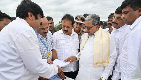 ಎಕ್ಸ್ಪ್ರೆಸ್ವೇ ಪರಿಶೀಲನೆ ನಡೆಸುತ್ತಿರುವ ಸಿಎಂ ಸಿದ್ದರಾಮಯ್ಯ.