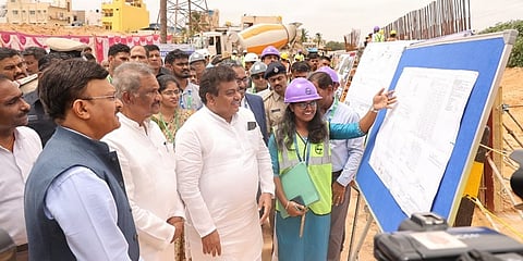 ಮೂಲಸೌಕರ್ಯ ಅಭಿವೃದ್ಧಿ ಸಚಿವ ಎಂ ಬಿ ಪಾಟೀಲ ಅವರು ಬೆಂಗಳೂರಿನ ಲಿಂಗರಾಜಪುರ, ಶಾಂಪುರದಲ್ಲಿ ಶುಕ್ರವಾರ ಉಪನಗರ ರೈಲು ಯೋಜನೆಯ ಕಾಮಗಾರಿಗಳನ್ನು ಪರಿಶೀಲಿಸಿದರು