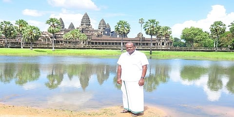 ಕಾಂಬೋಡಿಯಾ ದೇಶದ ಐತಿಹಾಸಿಕ ಪ್ರಸಿದ್ಧವಾದ ಆಂಗ್ಕರ್ ವಾಟ್ ದೇವಾಲಯ ಮುಂದೆ ಹೆಚ್ ಡಿ ಕುಮಾರಸ್ವಾಮಿ