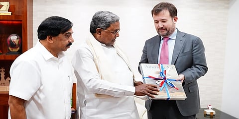 ಕಾನ್ಸಲ್ ಜನರಲ್ ಕ್ರಿಸ್ಟೊಫರ್ ಡಬ್ಲ್ಯು ಹಾಡ್ಜಸ್ ಅವರೊಂದಿಗೆ ಮುಖ್ಯಮಂತ್ರಿ ಸಿದ್ದರಾಮಯ್ಯ